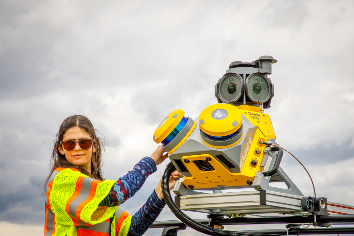 מודד עם מערכת מיפוי נייד Trimble MX על רכב סקר — NAVTECH הנדסה